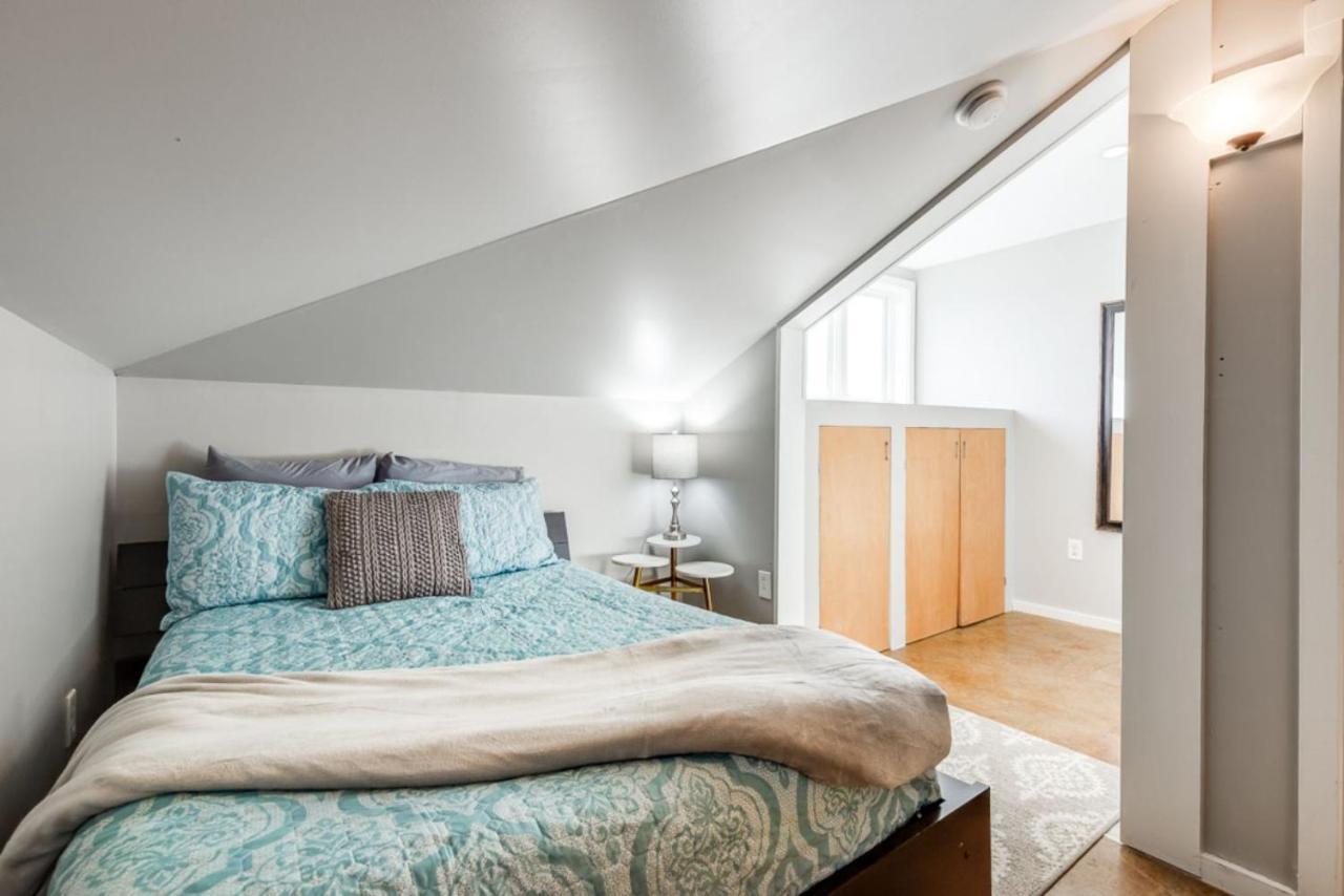 Walk Score 90!!-historic Downtown District-2 Blocks To Famous Forsyth Park- Huge Private Patio-private Parking *