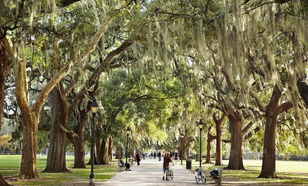 Walk Score 90!!-historic Downtown District-2 Blocks To Famous Forsyth Park- Huge Private Patio-private Parking * Savannah