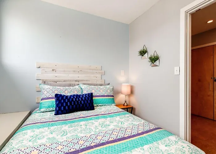Walk Score 90!!-Historic Downtown District-2 Blocks To Famous Forsyth Park- Huge Private Patio-Private Parking