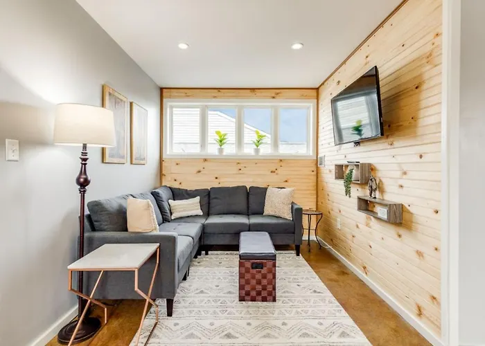 Walk Score 90!!-Historic Downtown District-2 Blocks To Famous Forsyth Park- Huge Private Patio-Private Parking