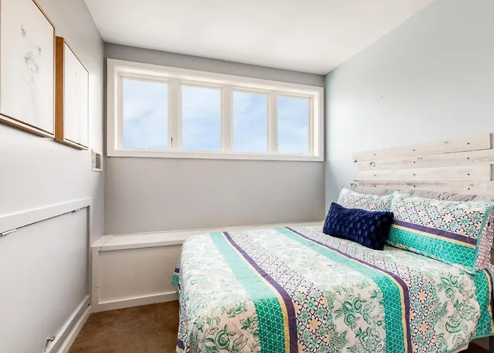 Walk Score 90!!-Historic Downtown District-2 Blocks To Famous Forsyth Park- Huge Private Patio-Private Parking