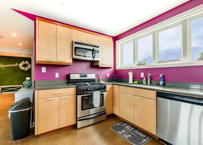Walk Score 90!!-Historic Downtown District-2 Blocks To Famous Forsyth Park- Huge Private Patio-Private Parking