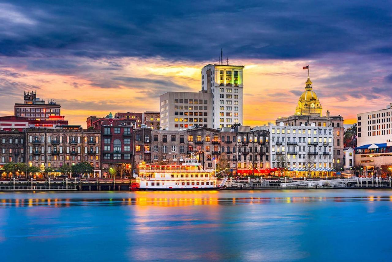 Walk Score 90!!-historic Downtown District-2 Blocks To Famous Forsyth Park- Huge Private Patio-private Parking Сasa de vacaciones Savannah