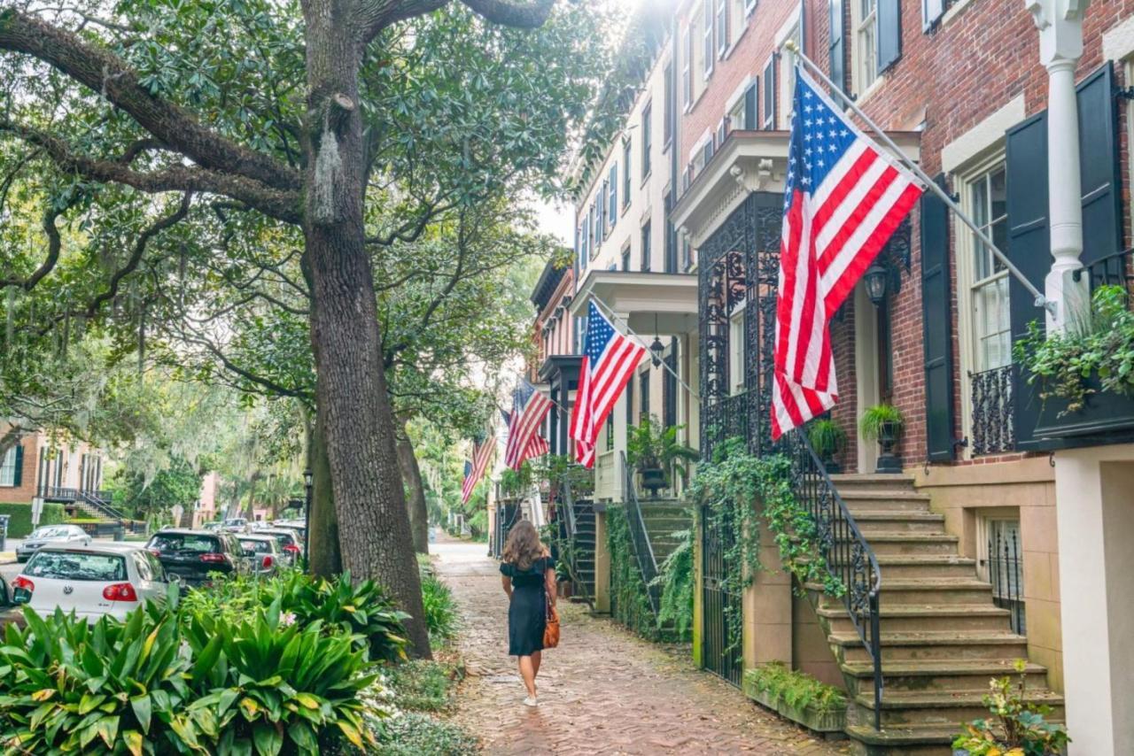 Walk Score 90!!-historic Downtown District-2 Blocks To Famous Forsyth Park- Huge Private Patio-private Parking
