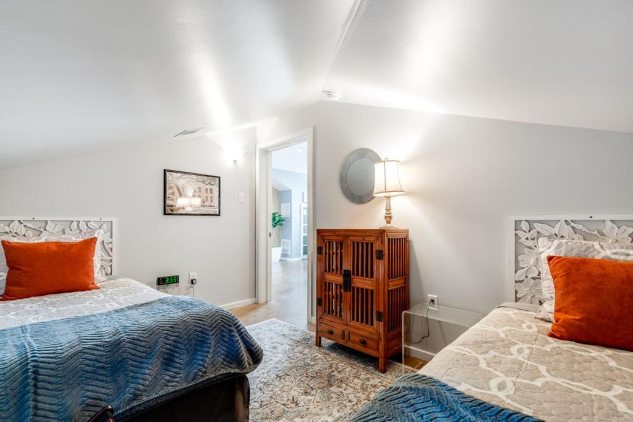 Walk Score 90!!-historic Downtown District-2 Blocks To Famous Forsyth Park- Huge Private Patio-private Parking * Savannah