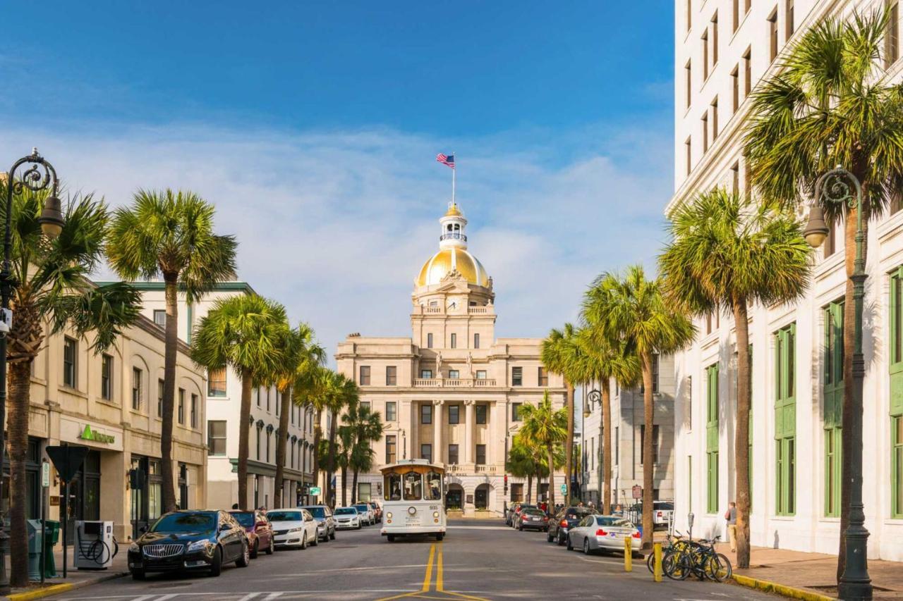 Walk Score 90!!-historic Downtown District-2 Blocks To Famous Forsyth Park- Huge Private Patio-private Parking * Savannah