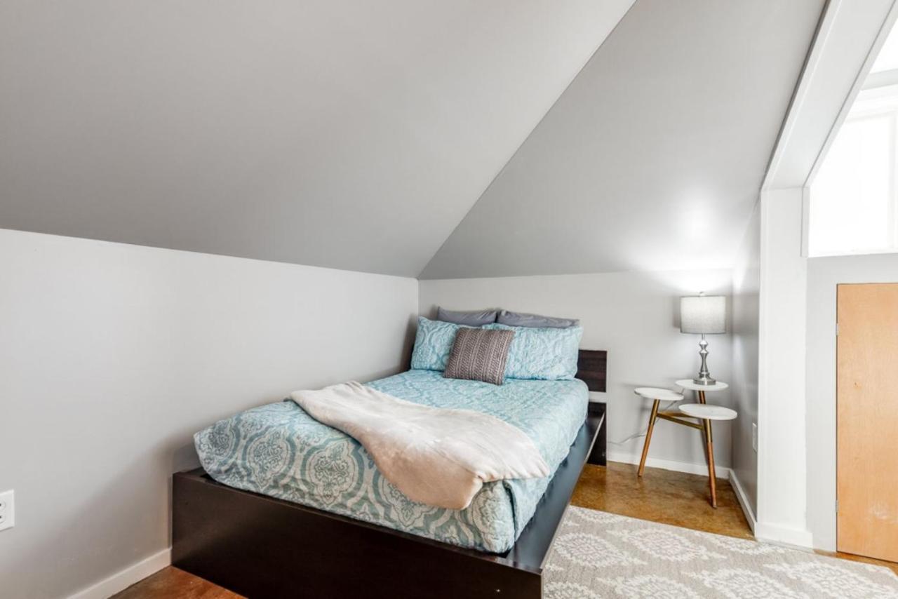 Walk Score 90!!-historic Downtown District-2 Blocks To Famous Forsyth Park- Huge Private Patio-private Parking * Savannah