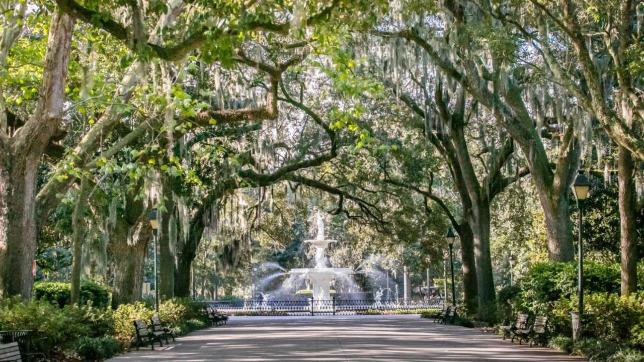Walk Score 90!!-historic Downtown District-2 Blocks To Famous Forsyth Park- Huge Private Patio-private Parking