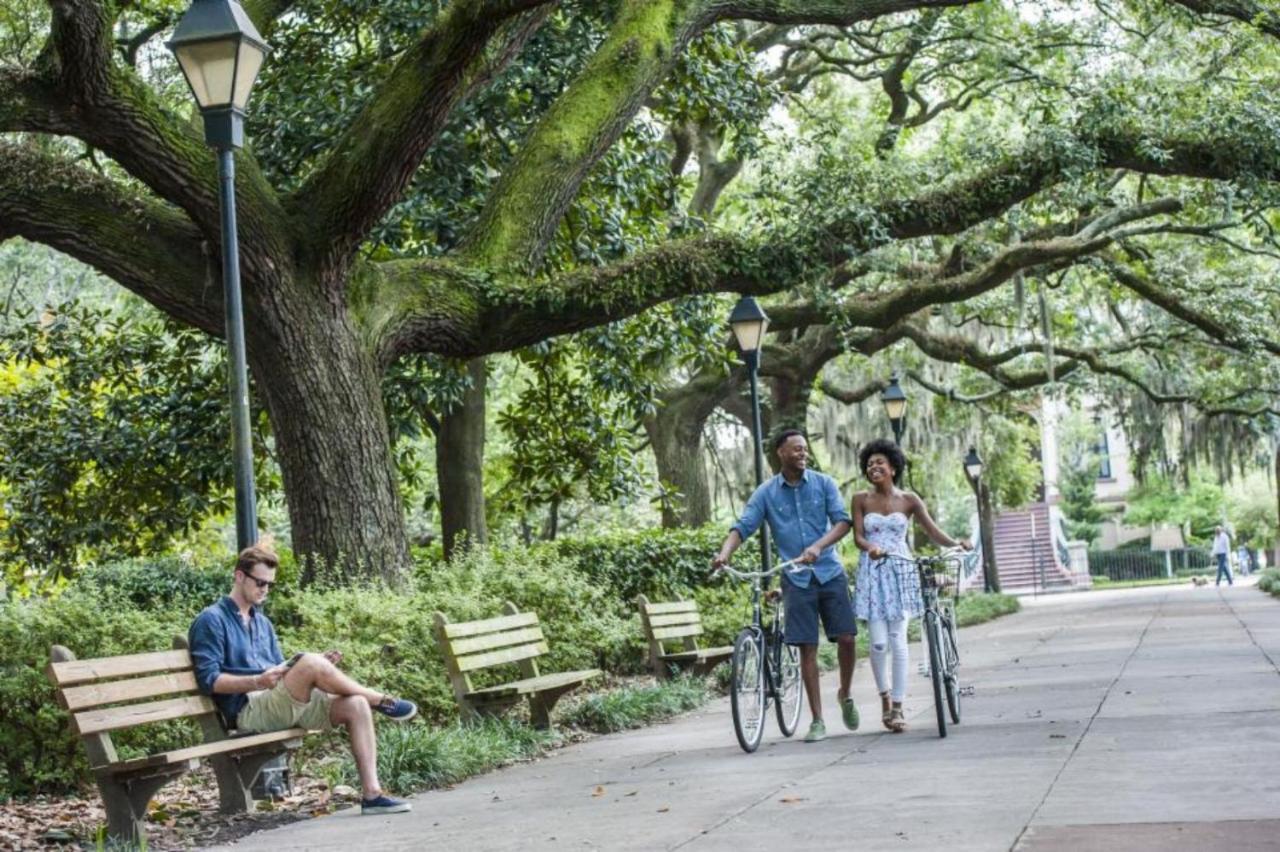 Walk Score 90!!-historic Downtown District-2 Blocks To Famous Forsyth Park- Huge Private Patio-private Parking Сasa de vacaciones Savannah